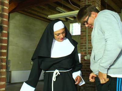 Wunderschöne Frau mit gewaltigen Brüsten wird gerammelt